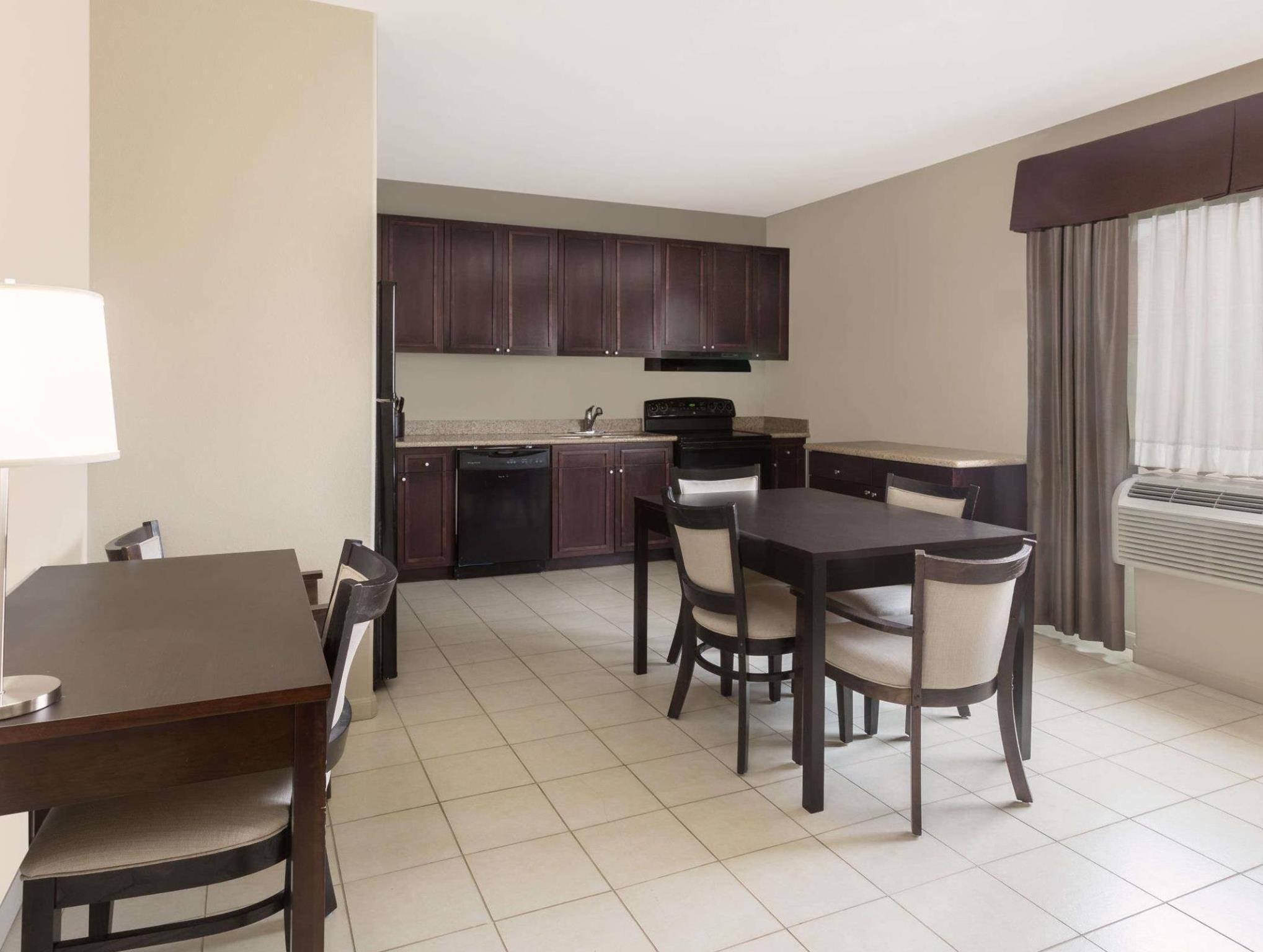 Baymont By Wyndham Columbus Hotel Bagian luar foto