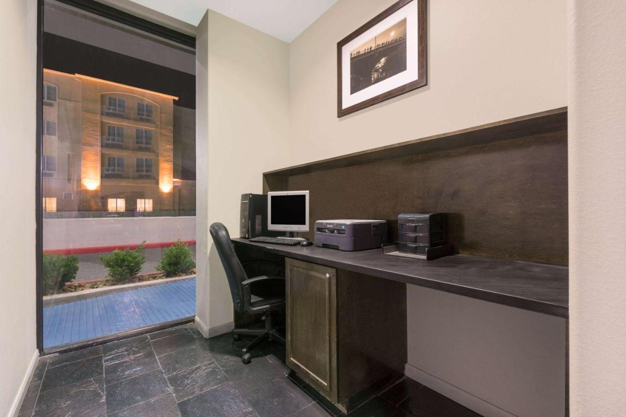 Baymont By Wyndham Columbus Hotel Bagian luar foto